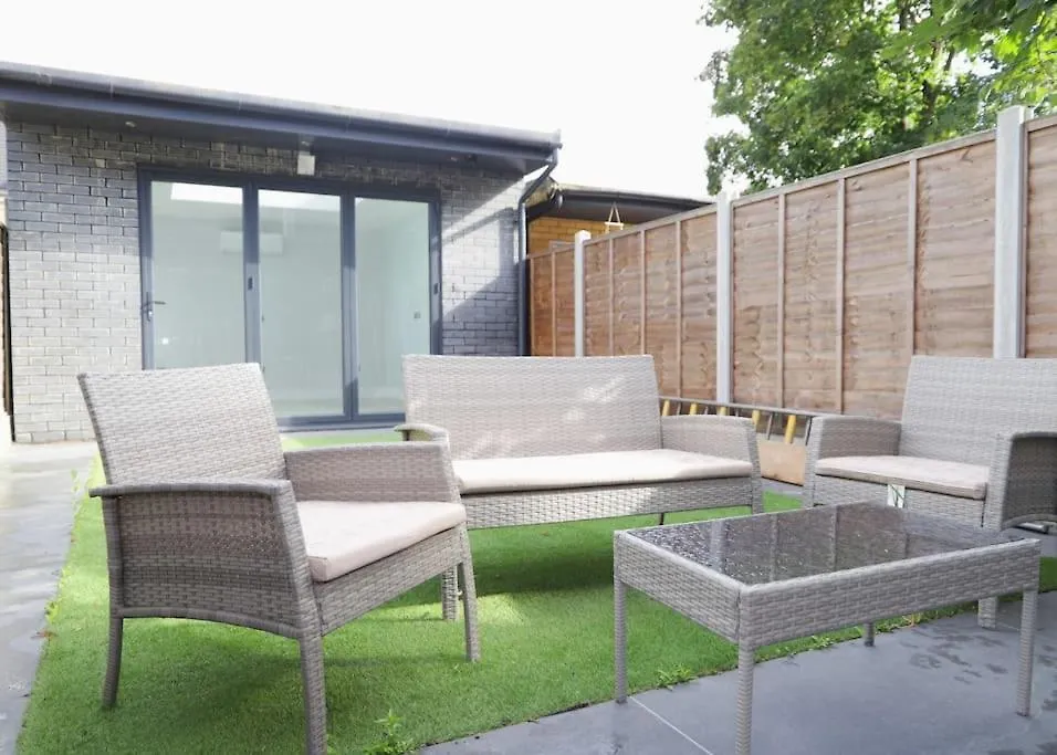 Stylish London Flat With Garden, Close To City Apartment