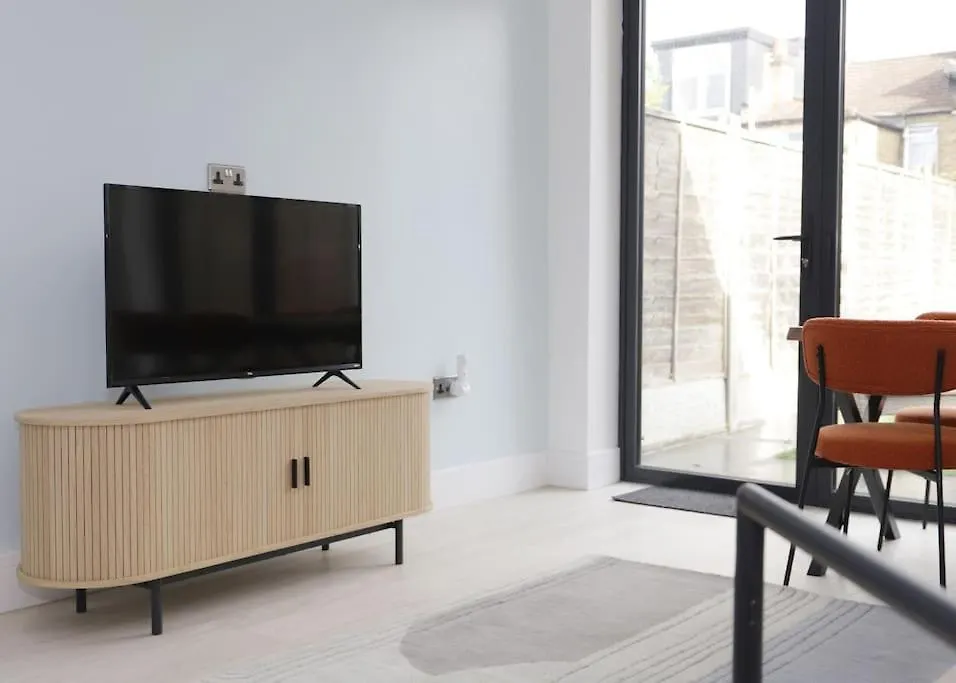 Stylish London Flat With Garden, Close To City Apartment