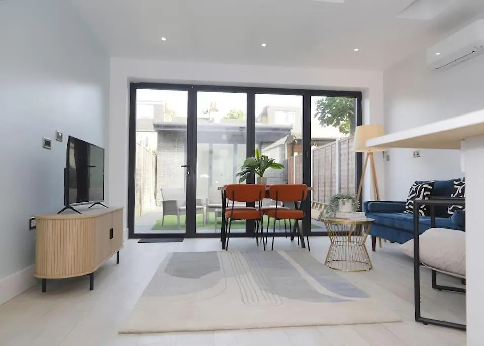 Stylish London Flat With Garden, Close To City contacts